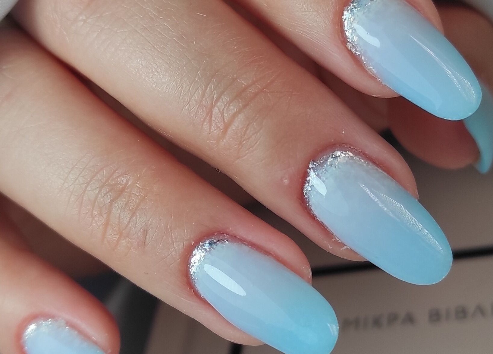 Λεπτομερές σχέδιο μανικιούρ με μπλε χρώμα στο Elektra Kiagia Nail Lab, Ηράκλειο, GR.