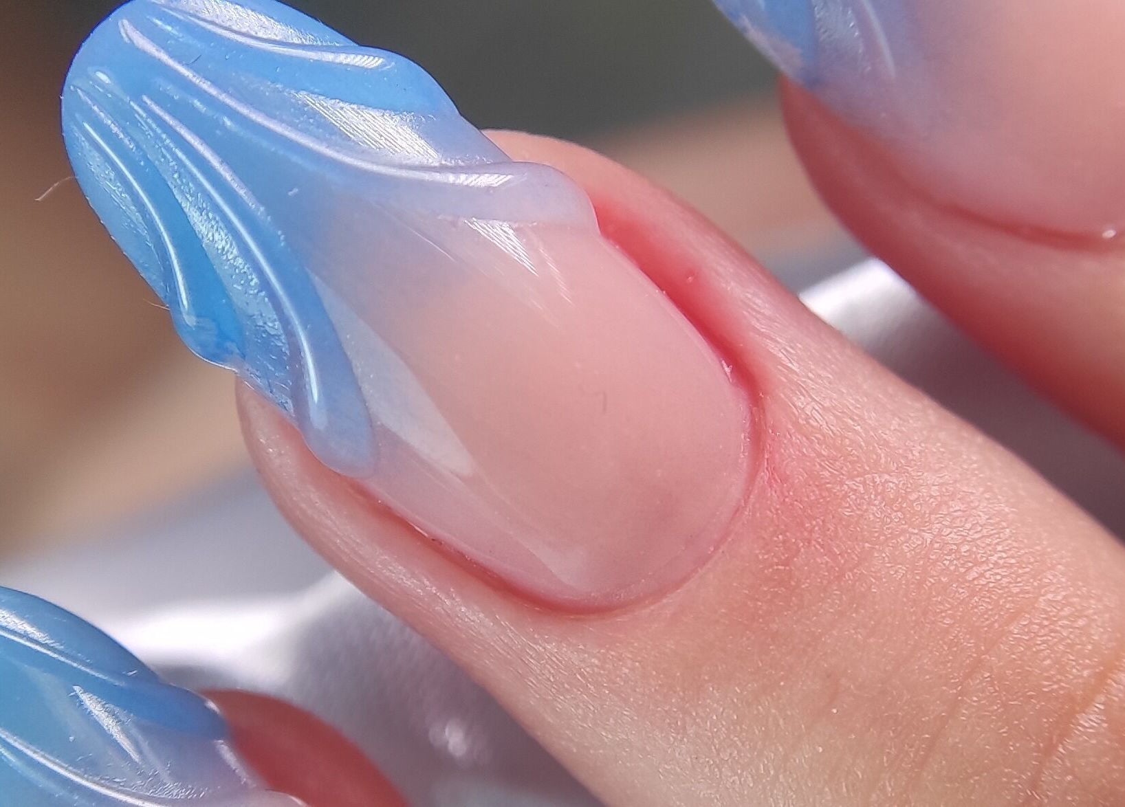 Σχέδιο νυχιών με μπλε φύλλο στο Elektra Kiagia Nail Lab, Ηράκλειο, GR.