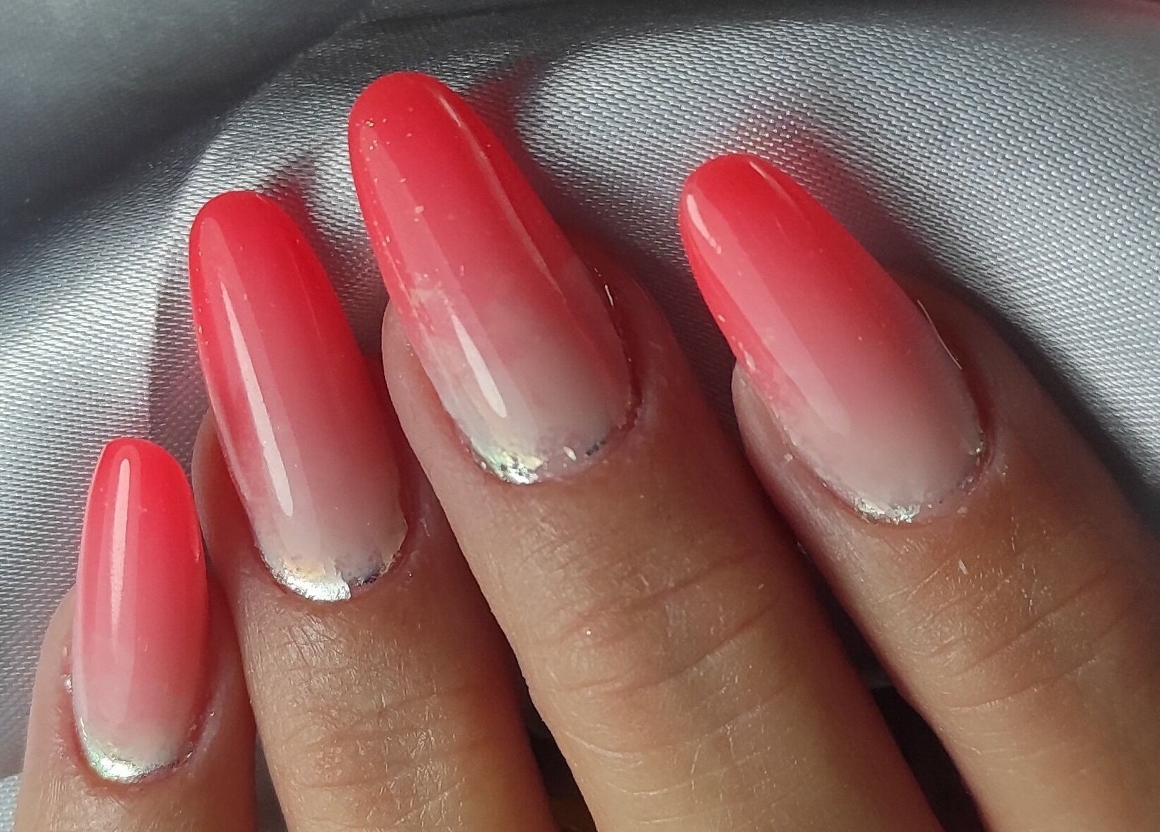 Όμορφα όμπρε νύχια στο Elektra Kiagia Nail Lab, Ηράκλειο, GR πάνω σε υπόστρωμα σατέν υφάσματος.