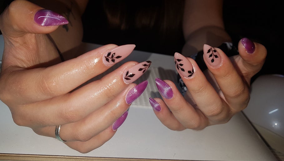 Unhas decoradas com esmalte rosa e preto em Ivânia Bonita, Leiria, Leiria, PT.