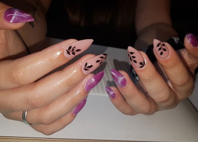 Unhas decoradas com esmalte rosa e preto em Ivânia Bonita, Leiria, Leiria, PT.