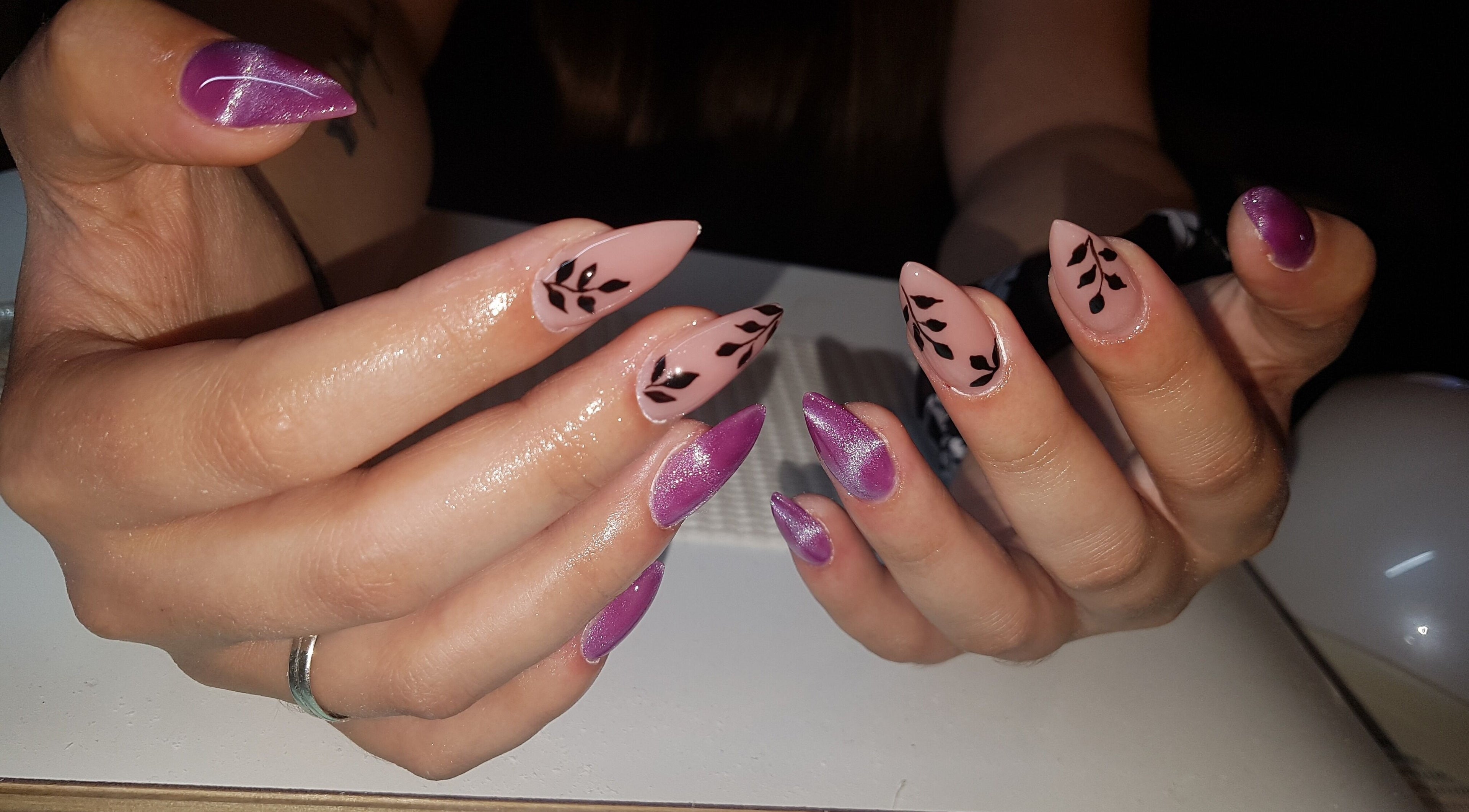 Unhas decoradas com esmalte rosa e preto em Ivânia Bonita, Leiria, Leiria, PT.