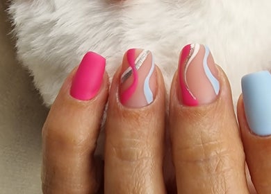 Arte de unhas vibrantes em Ivânia Bonita, Leiria, Leiria, PT, com design moderno e cores vivas.