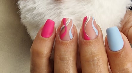 Arte de unhas vibrantes em Ivânia Bonita, Leiria, Leiria, PT, com design moderno e cores vivas.