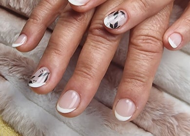 Unhas decoradas no Ivânia Bonita em Leiria, Leiria, PT, com design moderno e minimalista em tons neutros.