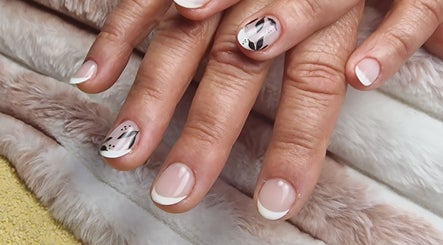 Unhas decoradas no Ivânia Bonita em Leiria, Leiria, PT, com design moderno e minimalista em tons neutros.