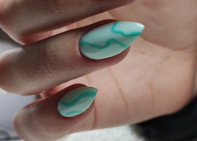 Design de unhas com padrão aquarela na Ivânia Bonita, Leiria, Leiria, PT.