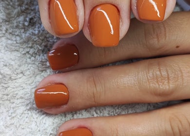 Unhas esmaltadas laranja brilhante em Ivânia Bonita, Leiria, Leiria, PT.