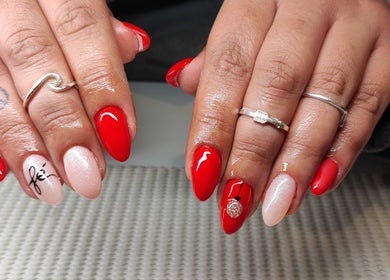 Decoração de unhas em vermelho e nude com detalhes na Ivânia Bonita, Leiria, Leiria, PT.