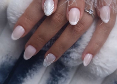 Unhas francesinhas elegantes com design em Ivânia Bonita, Leiria, Leiria, PT.