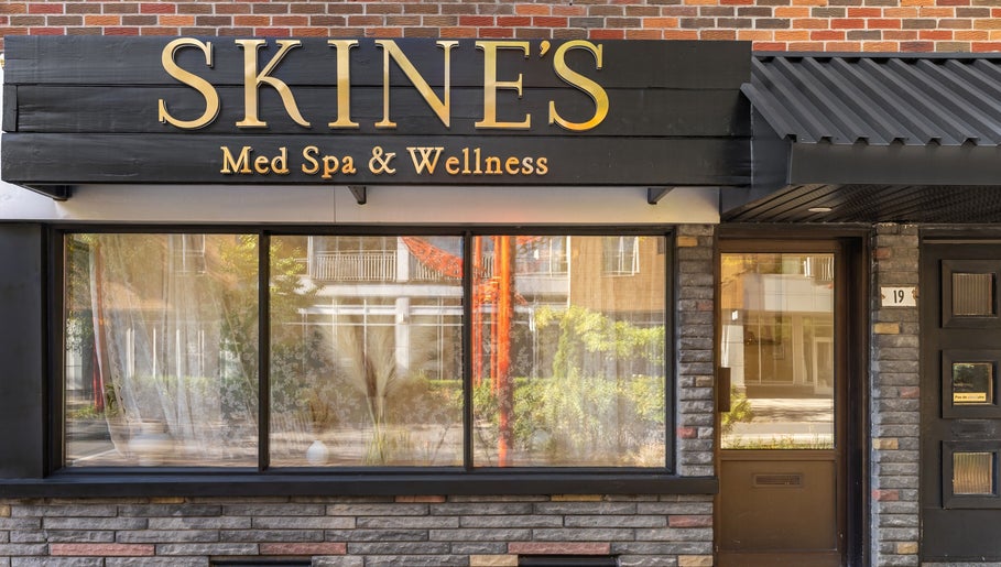 Entrée de Skines Head Spa à Montréal, Québec, CA, devanture moderne et accueillante.