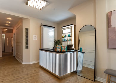 Réception moderne de Skines Head Spa, Montréal, Québec, CA avec éclairage élégant et décoration raffinée.