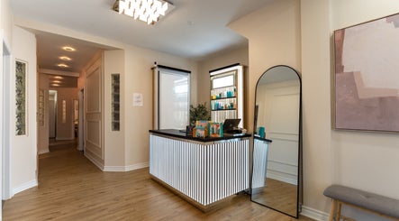 Réception moderne de Skines Head Spa, Montréal, Québec, CA avec éclairage élégant et décoration raffinée.