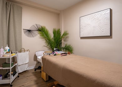 Salle de soins relaxante de Skines Head Spa à Montréal, Québec, CA avec table de massage et décor apaisant.