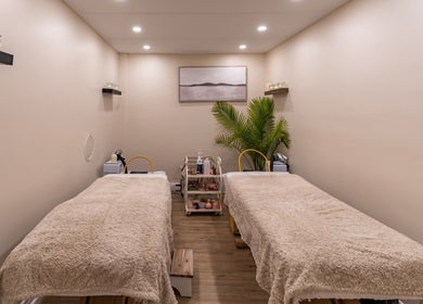 Deux tables de spa à Skines Head Spa, Montréal, Québec, CA, avec une ambiance calme et relaxante.