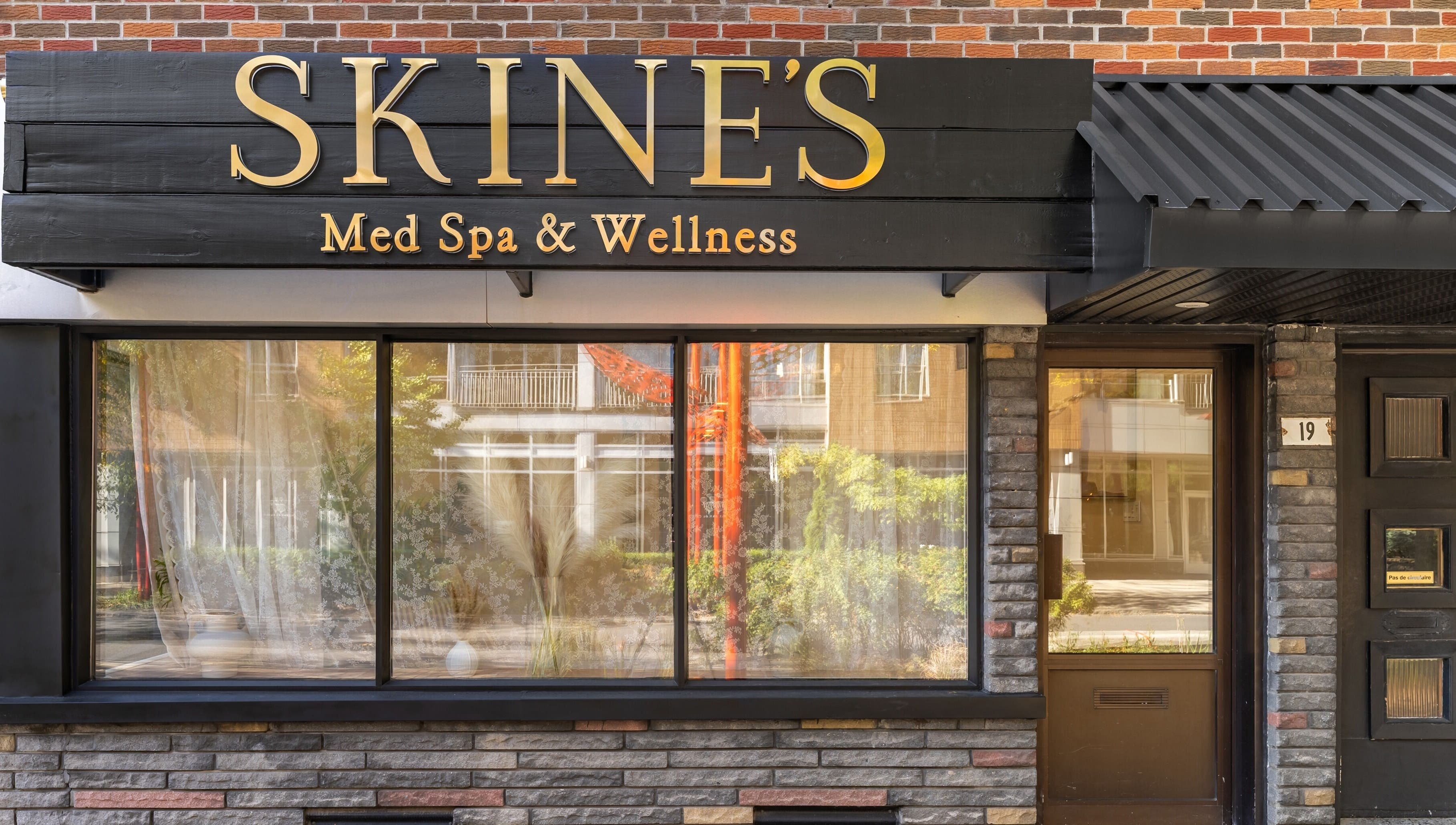 Façade de Skines Head Spa à Montréal, Québec, CA, montrant un extérieur accueillant.