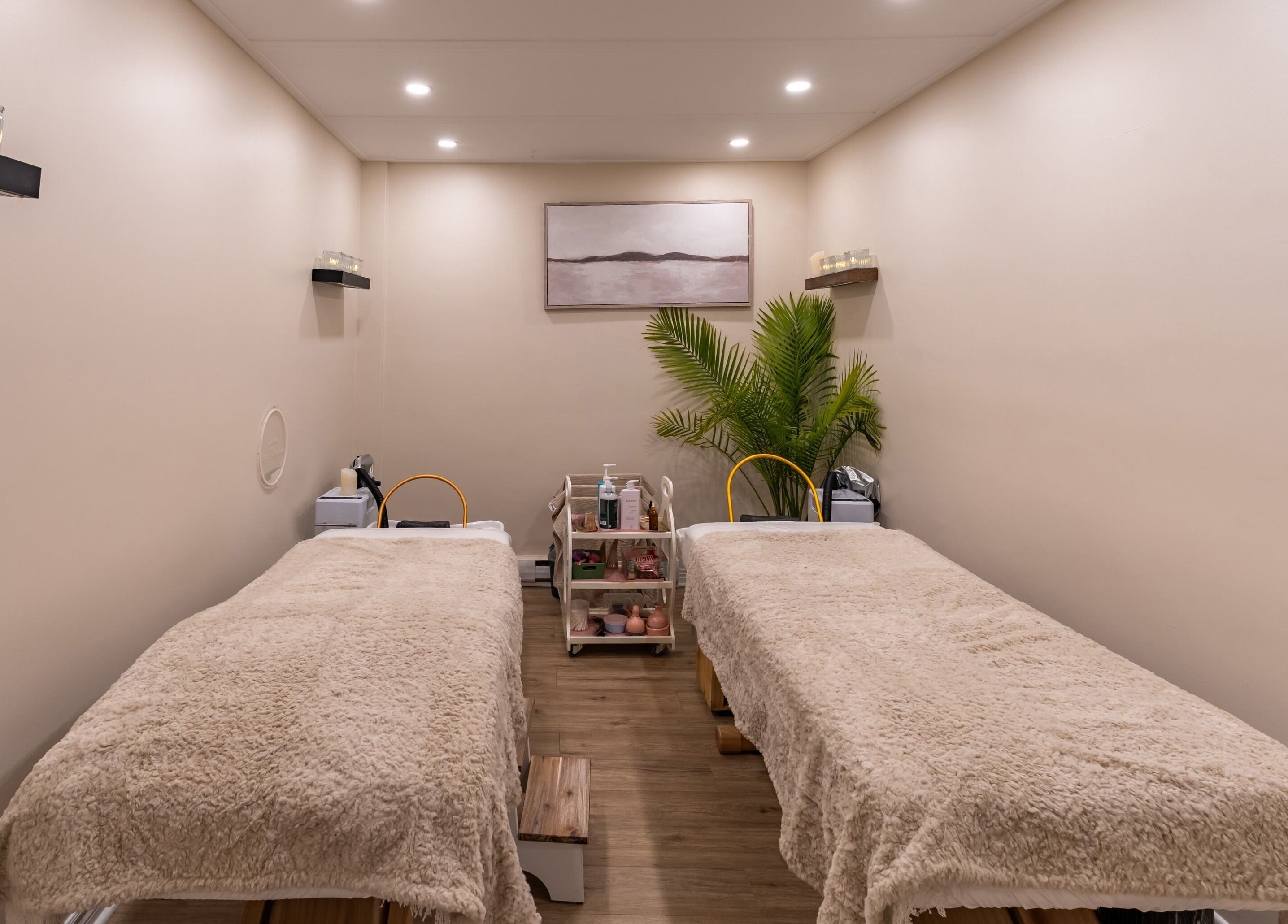 Salle de massage double chez Skines Head Spa, Montréal, Québec, CA. Ambiance apaisante avec lits confortables.