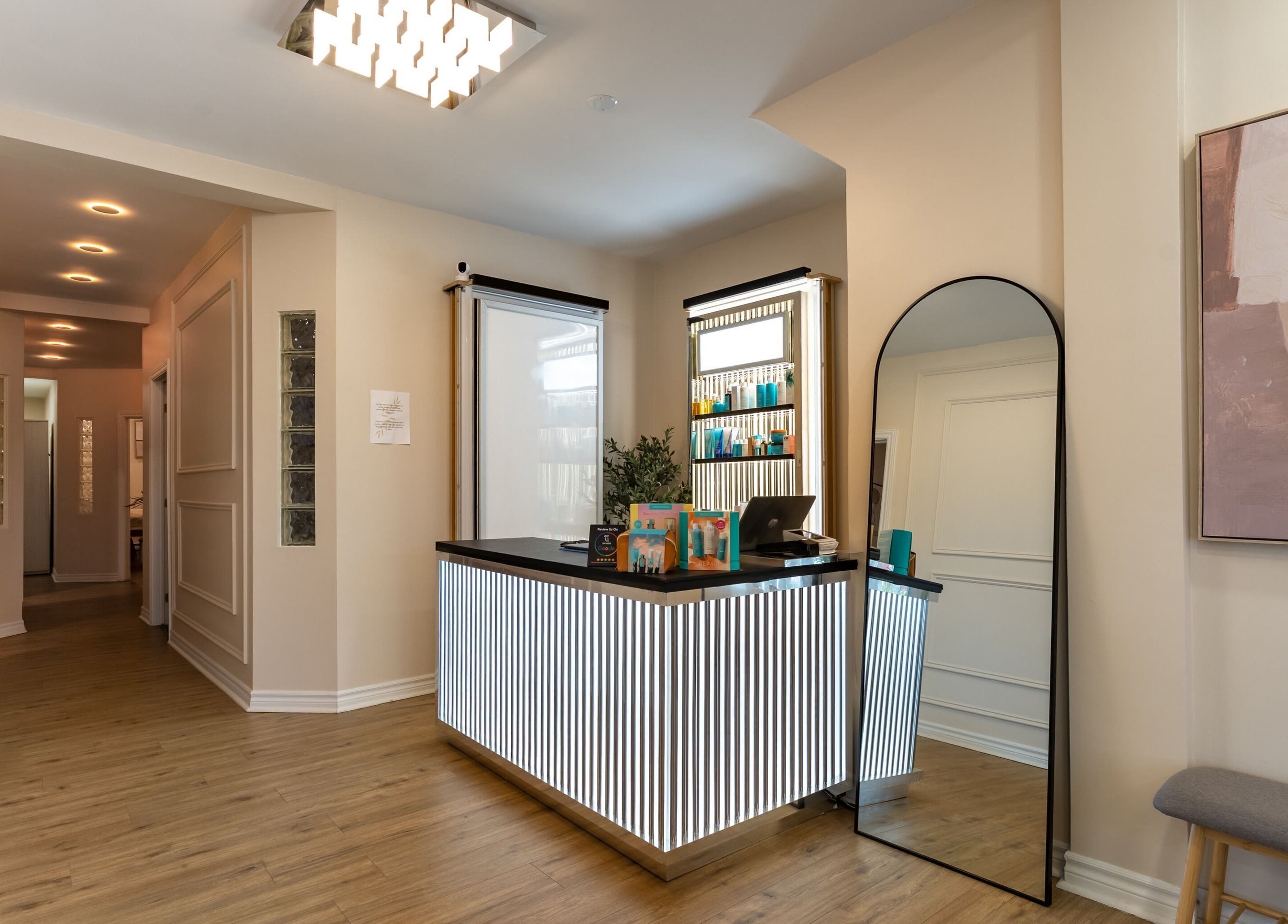 Réception moderne de Skines Head Spa à Montréal, Québec, CA avec déco élégante et éclairage chaleureux.