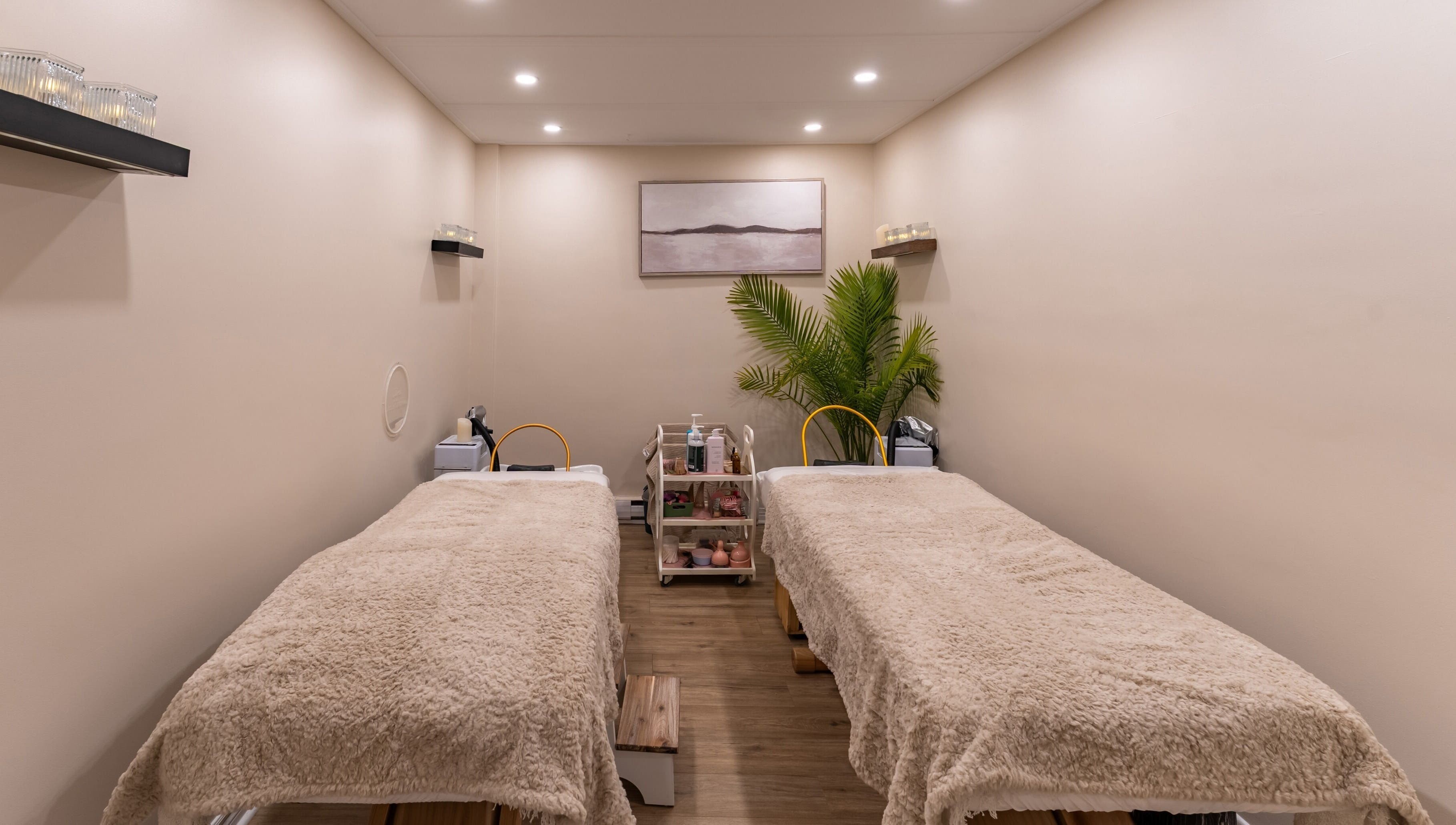 Salle de massage double à Skines Head Spa, Montréal, Québec, CA, avec décor apaisant et lits confortables.