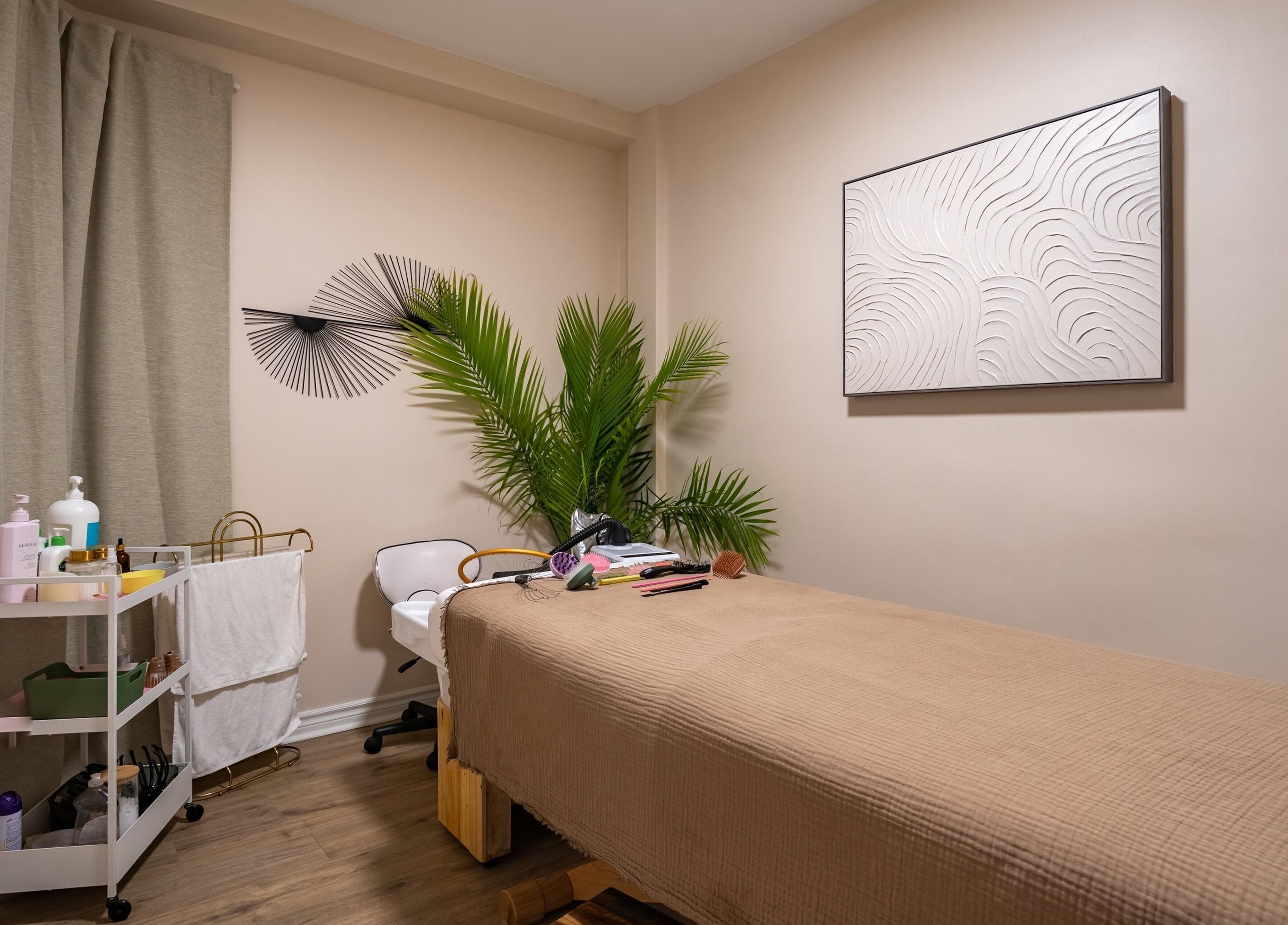 Salle de soins de Skines Head Spa à Montréal, Québec, CA, avec table de massage et décor apaisant.