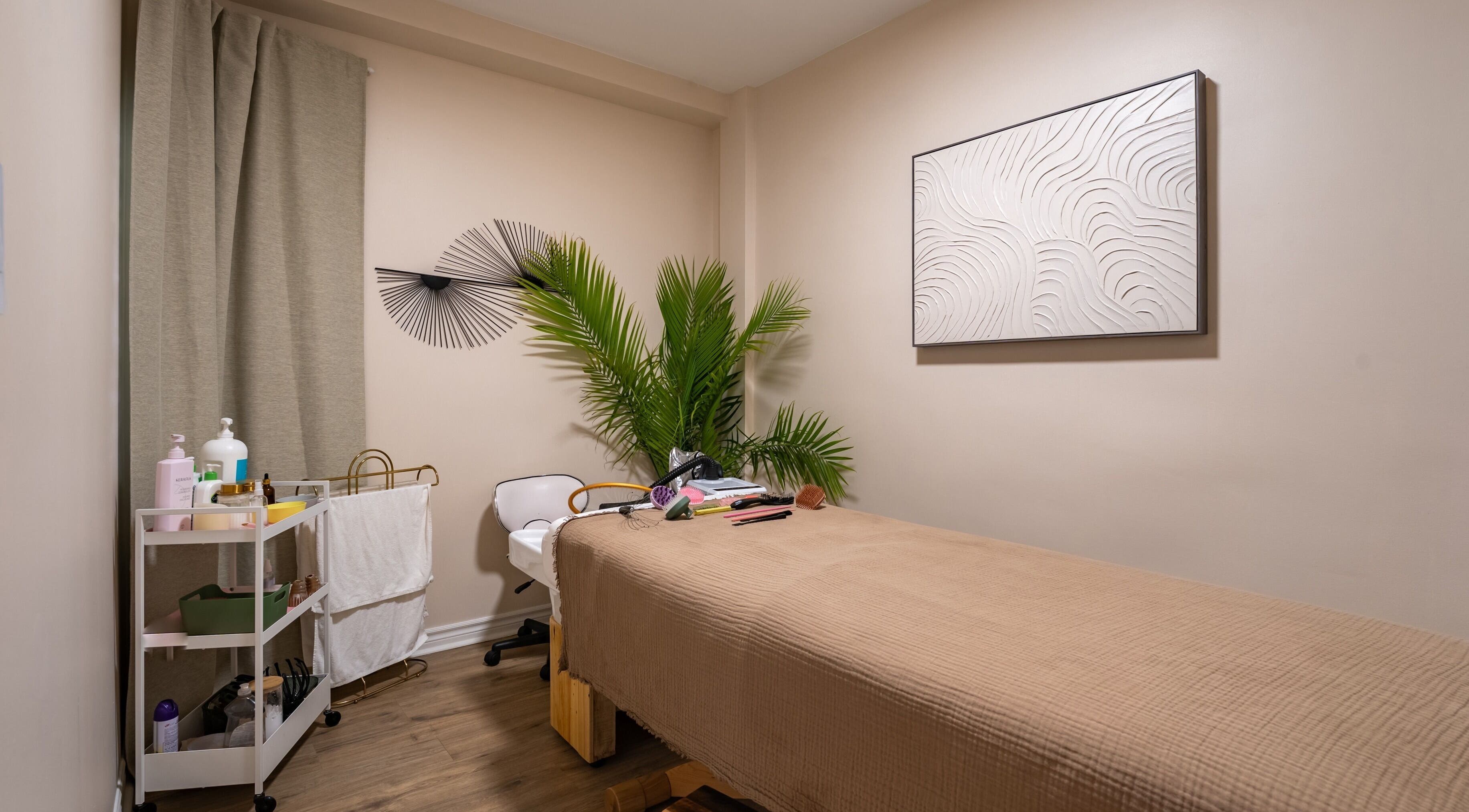 Salle de soins de Skines Head Spa à Montréal, Québec, CA, avec table de massage et décor apaisant.