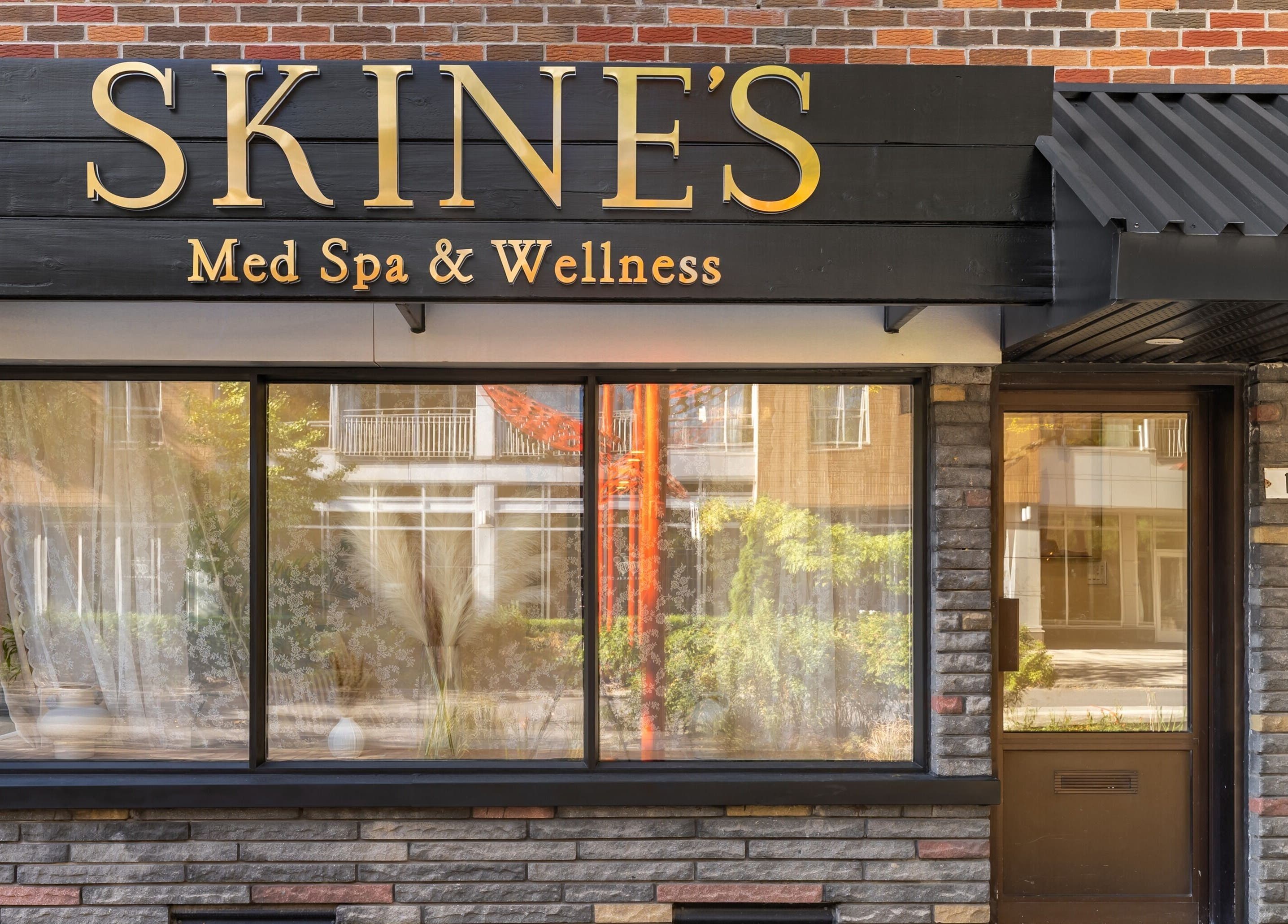 Entrée du Skines Head Spa à Montréal, Québec, CA avec une enseigne élégante.