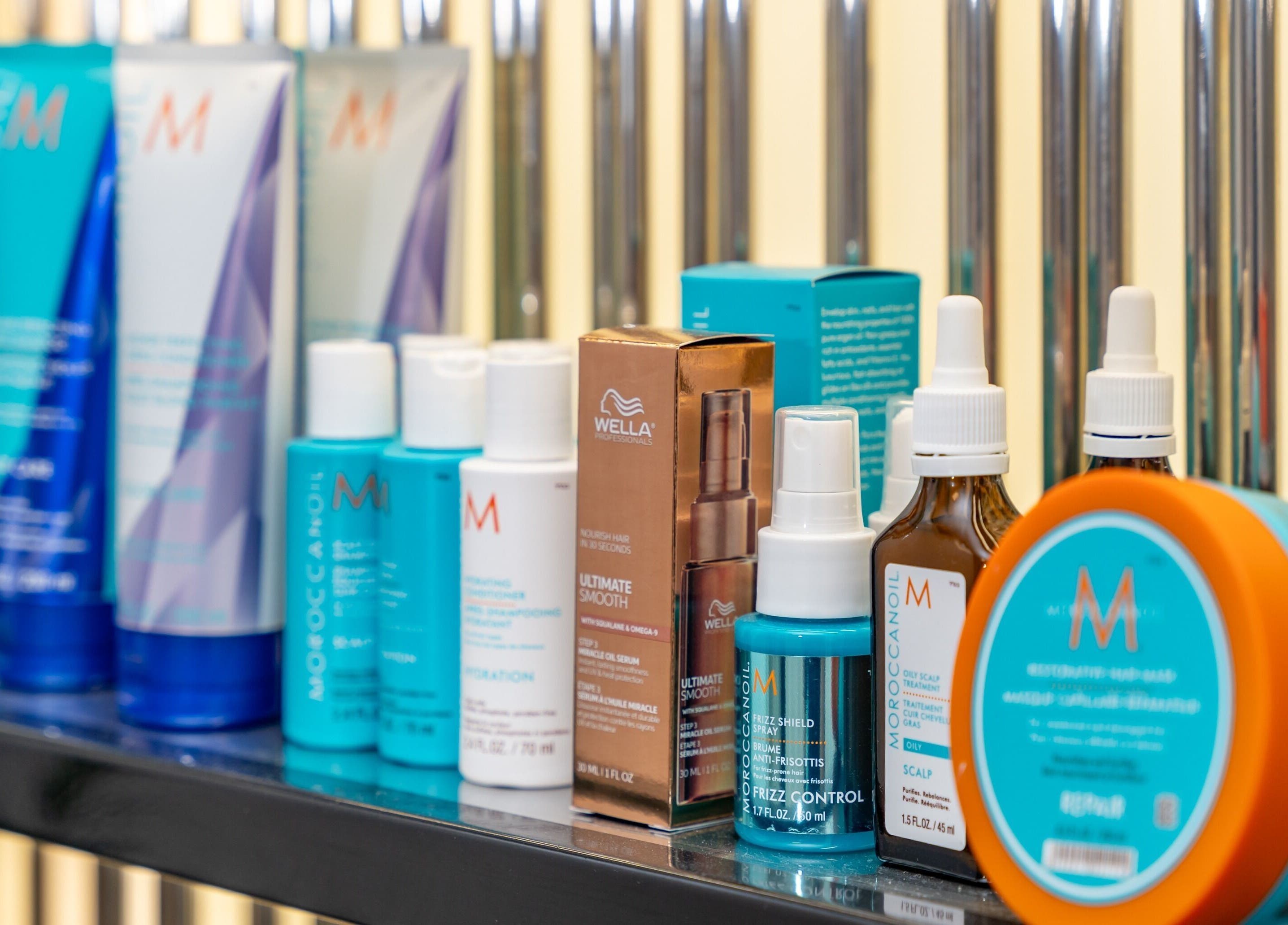 Produits de beauté chez Skines Head Spa, Montréal, Québec, CA. Articles alignés sur étagère.