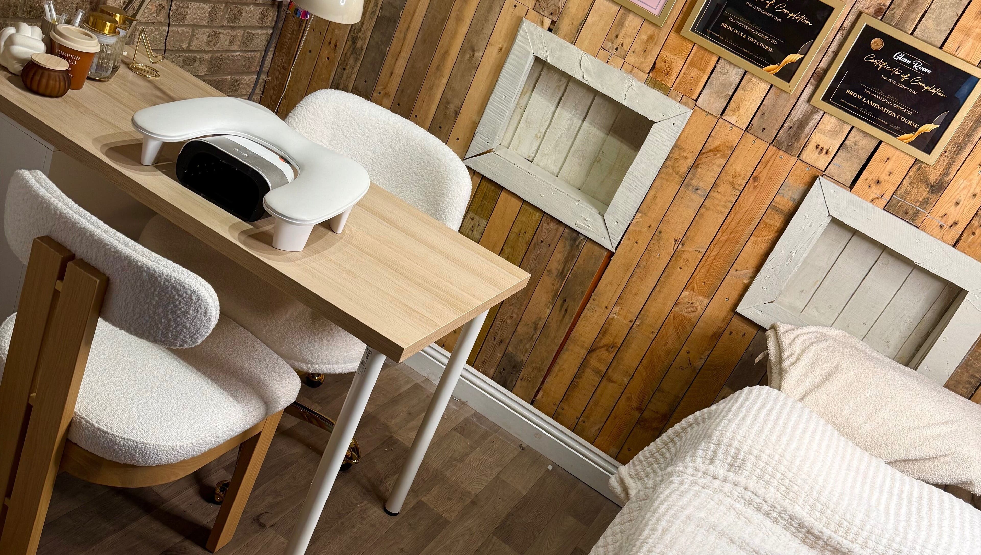 Cozy and rustic nail salon at Nailssby.han in Heywood, England, GB with a wooden interior and comfortable seating.