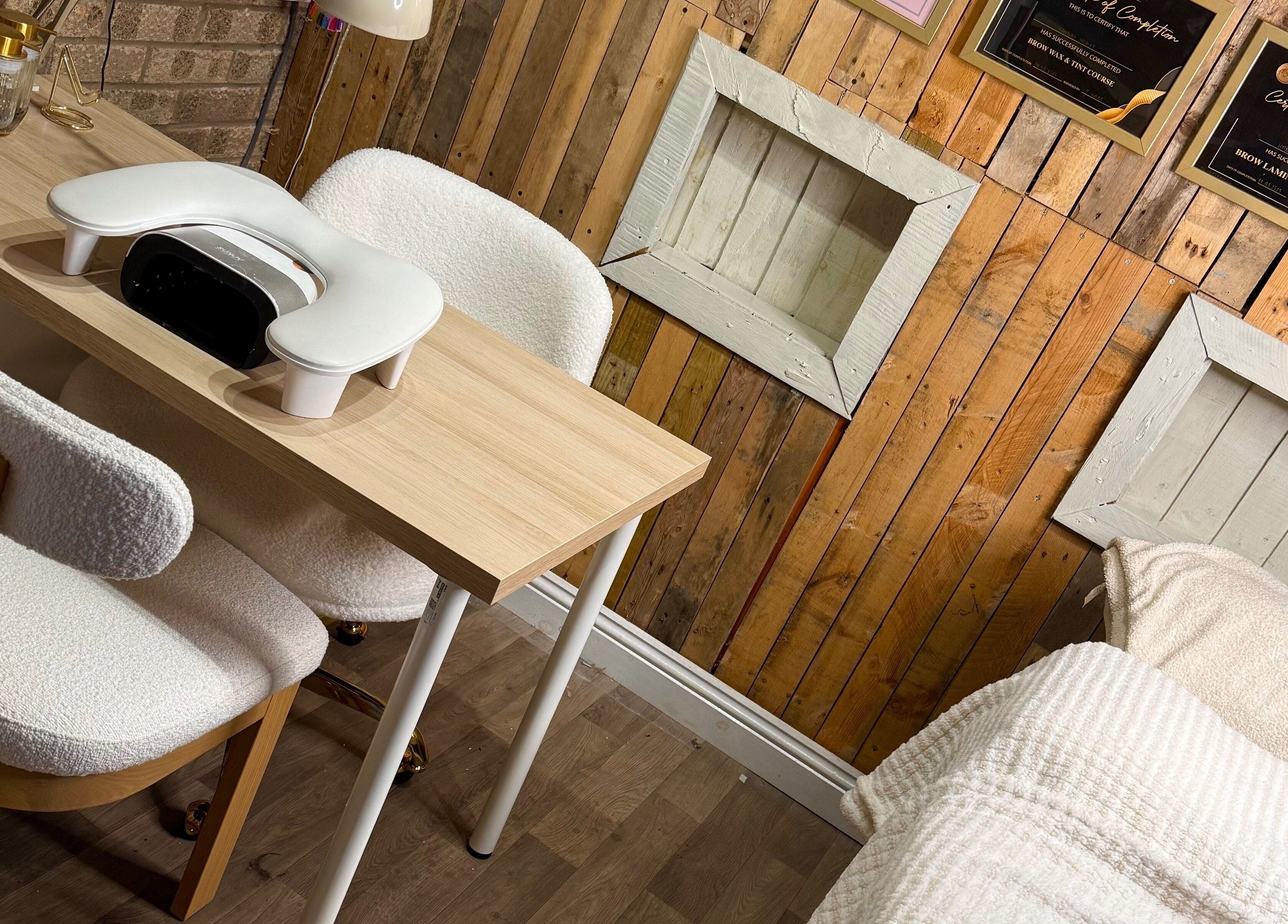 Cozy and rustic nail salon at Nailssby.han in Heywood, England, GB with a wooden interior and comfortable seating.