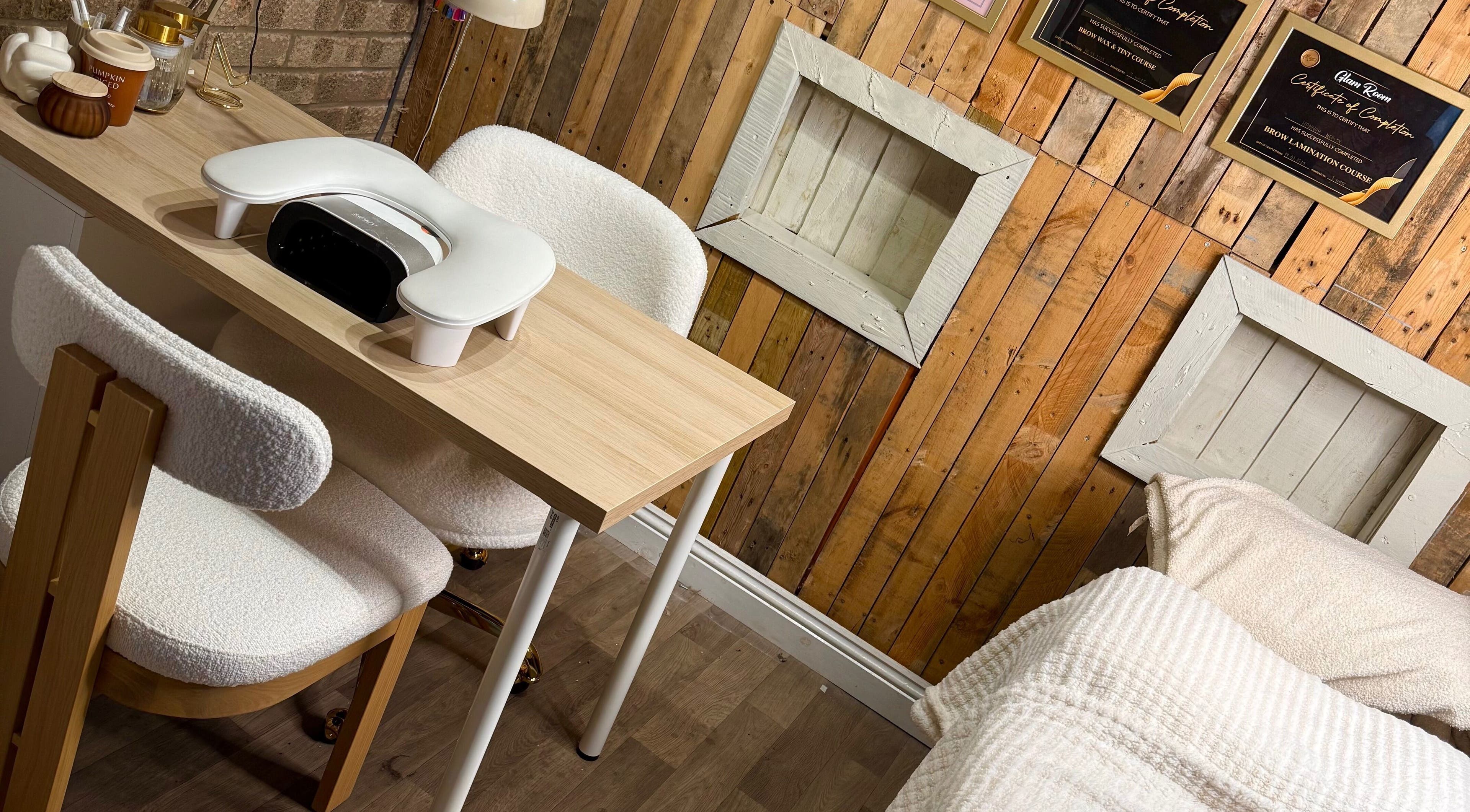 Cozy and rustic nail salon at Nailssby.han in Heywood, England, GB with a wooden interior and comfortable seating.