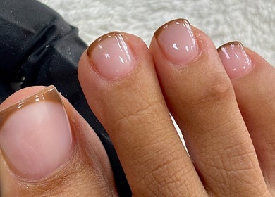 Stijlvolle French pedicure bij Coconut Blend in Willemstad, CW: verzorgde teennagels met bruine tips.