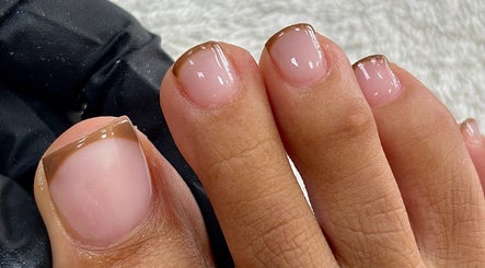 Stijlvolle French pedicure bij Coconut Blend in Willemstad, CW: verzorgde teennagels met bruine tips.