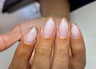 Elegante manicure bij Coconut Blend in Willemstad, CW met roze glans en natuurlijke afwerking.
