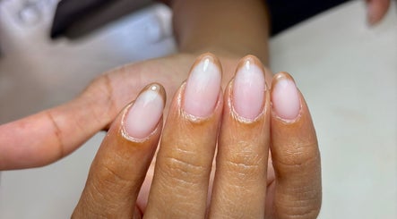 Elegante manicure bij Coconut Blend in Willemstad, CW met roze glans en natuurlijke afwerking.