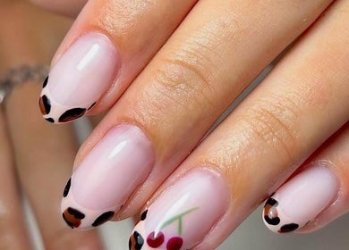 Unieke nagelkunst met kersen en cheetah motief bij Coconut Blend, Willemstad, CW.