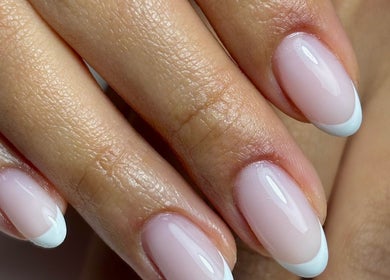 Verzorgde nagels met Franse manicure bij Coconut Blend in Willemstad, CW.