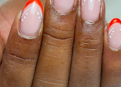Rode en witte nagelkunst bij Coconut Blend, Willemstad, CW. Een stijlvolle manicure service.