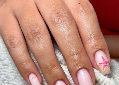 Manicure met sterontwerp bij Coconut Blend, Willemstad, Curaçao, CW.