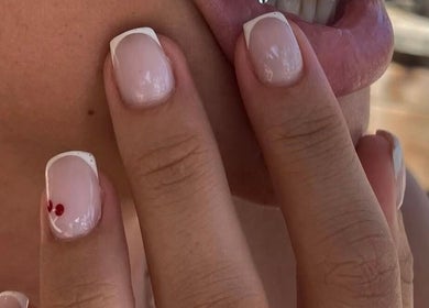 Mooie Franse manicure bij Coconut Blend in Willemstad, Curaçao, CW. Elegante nagelstudio voor verfijnde looks.