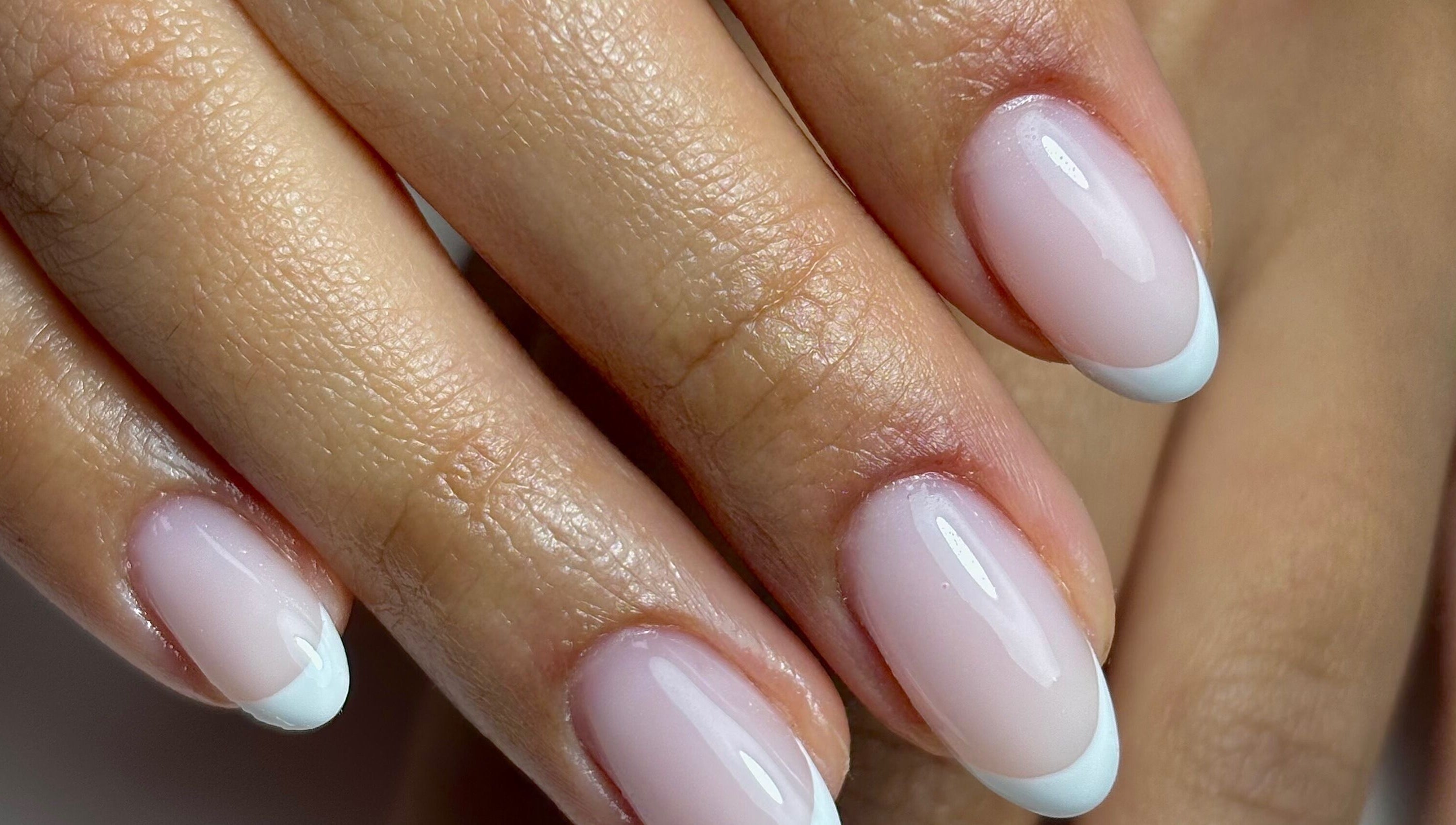 Perfecte French manicure bij Coconut Blend, Willemstad, Curaçao, CW voor elegante nagelverzorging.