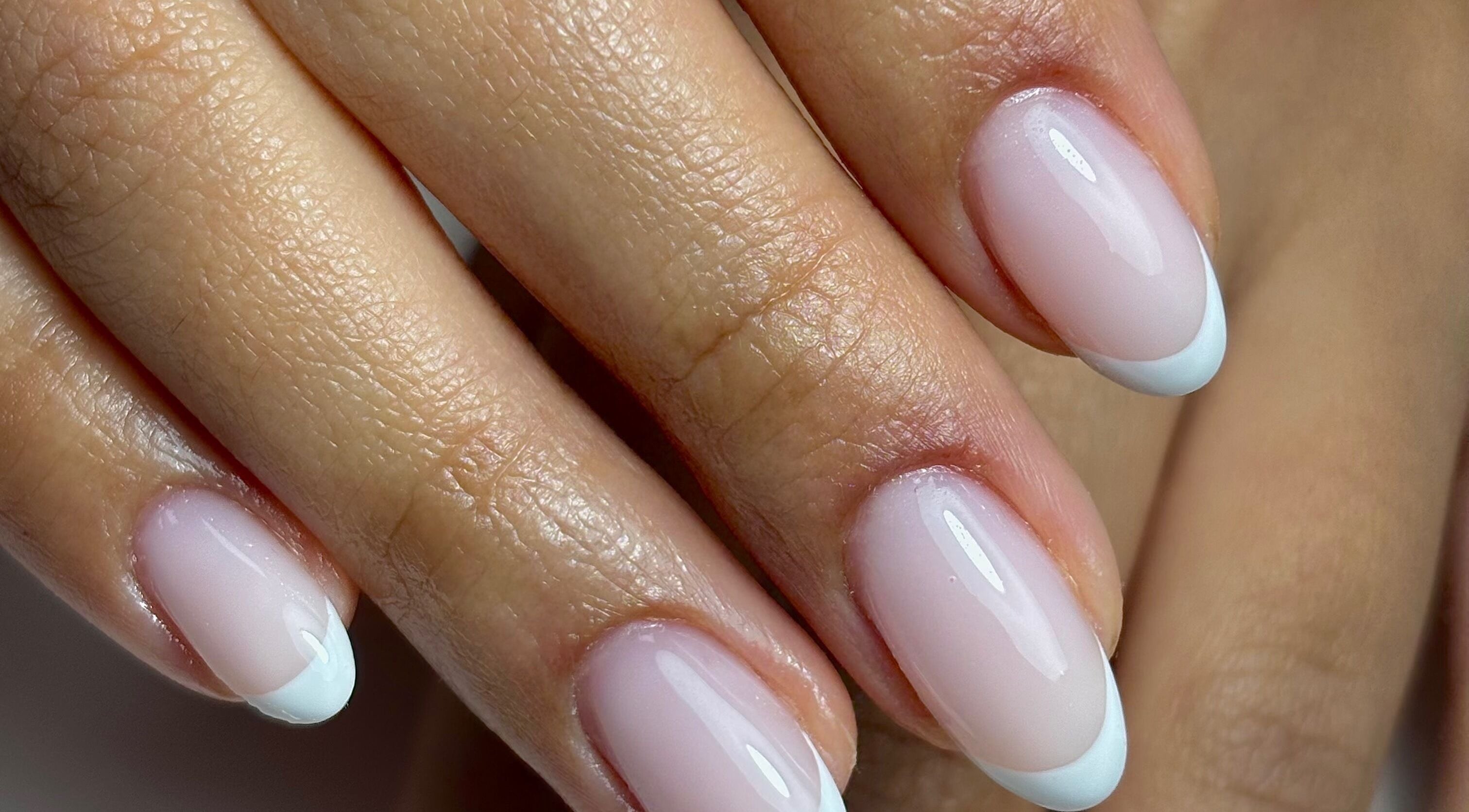 Perfecte French manicure bij Coconut Blend, Willemstad, Curaçao, CW voor elegante nagelverzorging.