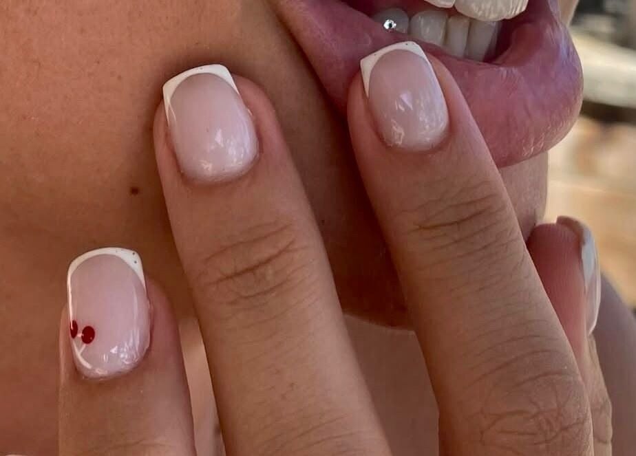 Gelakte nagels en lippen met blinkende studs bij Coconut Blend, Willemstad, Curaçao, CW.