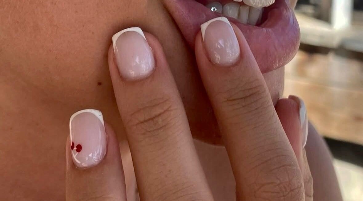 Gelakte nagels en lippen met blinkende studs bij Coconut Blend, Willemstad, Curaçao, CW.