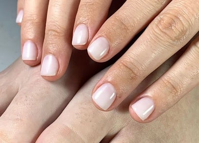 Manos y pies con manicura francesa en 100 sharptown center Houston Texas 77036, Houston, Texas, US.