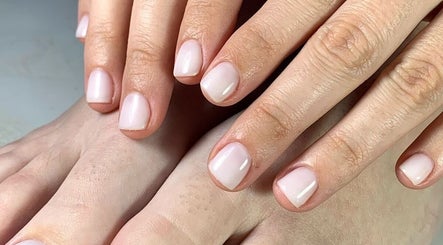 Manos y pies con manicura francesa en 100 sharptown center Houston Texas 77036, Houston, Texas, US.