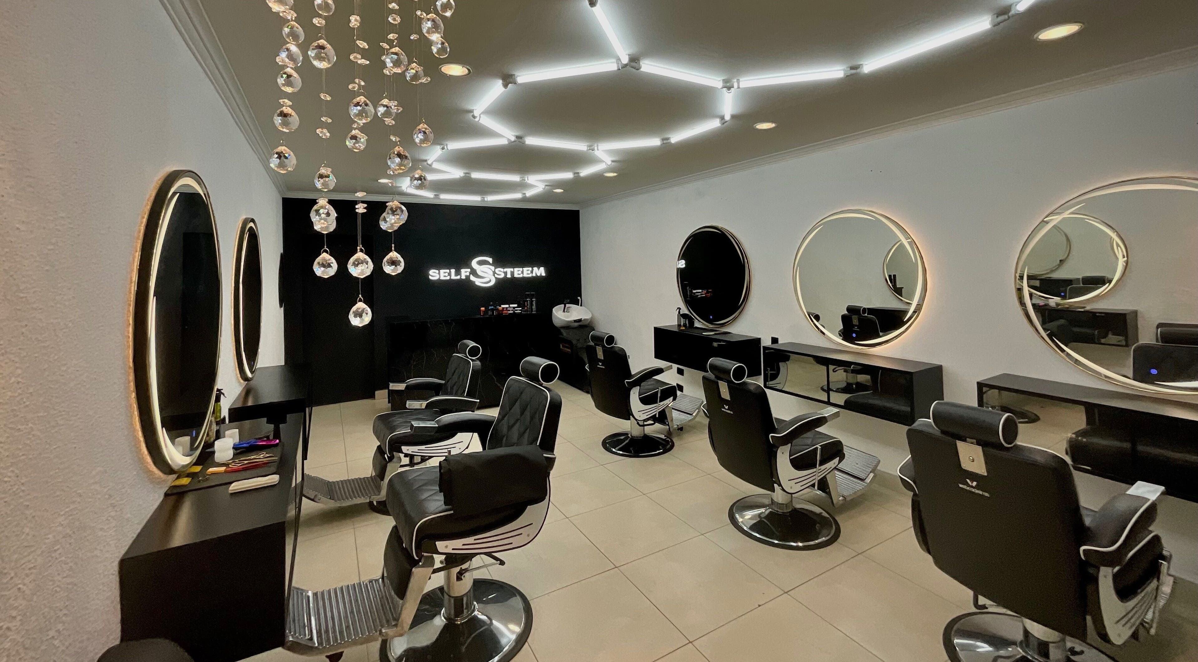 Interior moderno do Self Steem em Rondônia, Rondônia, BR, com cadeiras de cabeleireiro e espelhos iluminados.