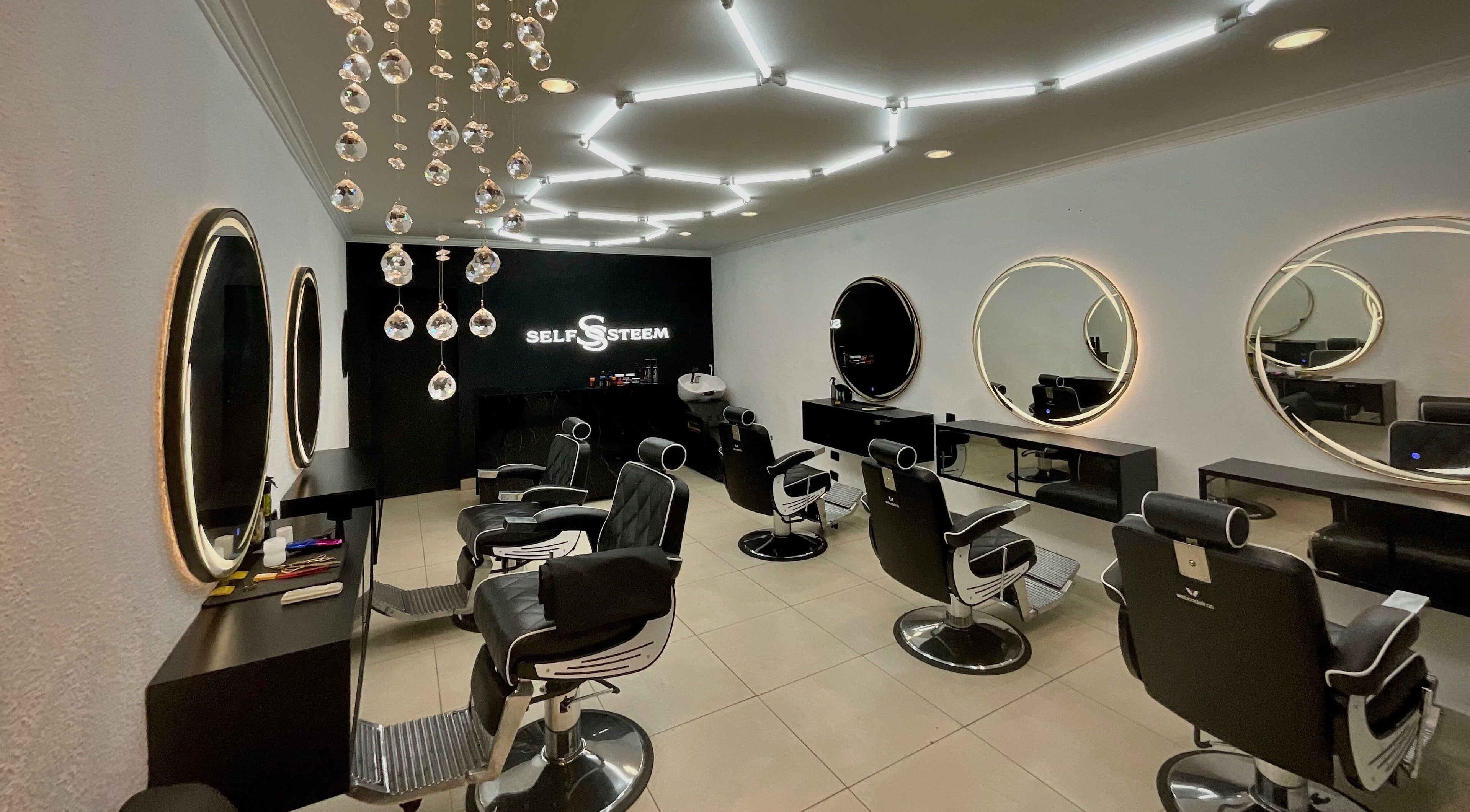 Interior moderno do Self Steem em Rondônia, Rondônia, BR, com cadeiras de cabeleireiro e espelhos iluminados.