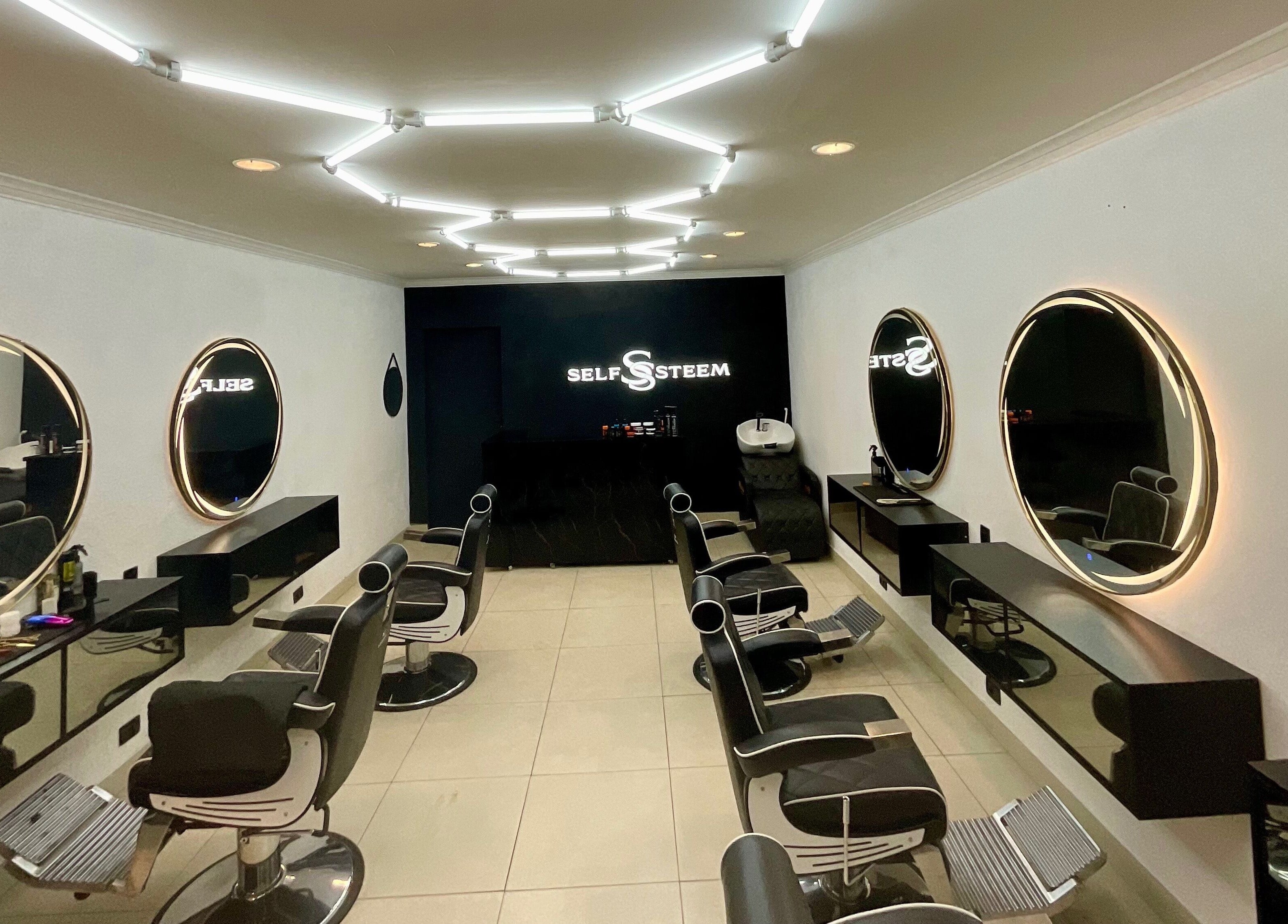 Interior sofisticado da Self Steem em Rondônia, Rondônia, BR, com espelhos iluminados e cadeiras de salão.