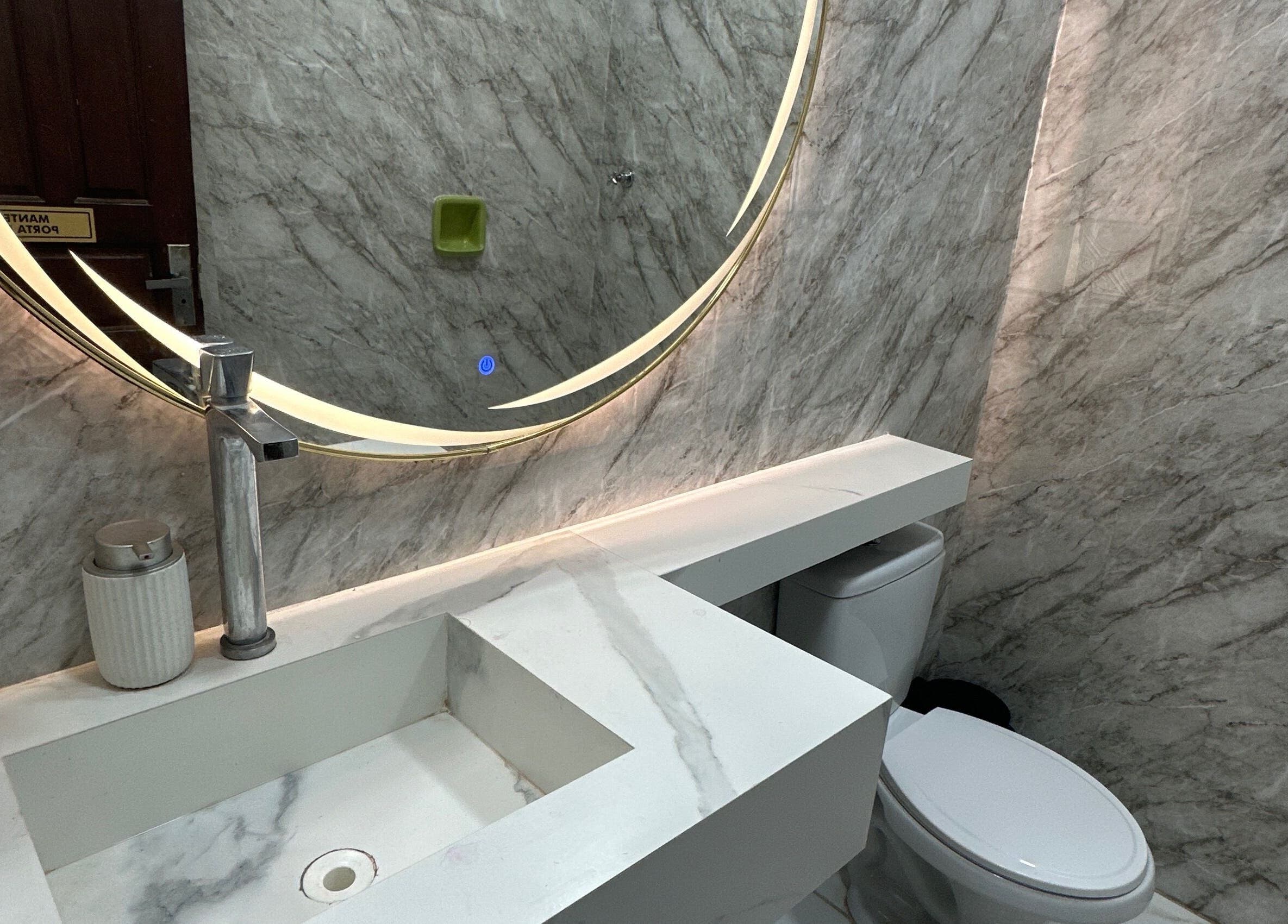 Espelho iluminado e pia moderna no banheiro do Self Steem em Rondônia, Rondônia, BR.