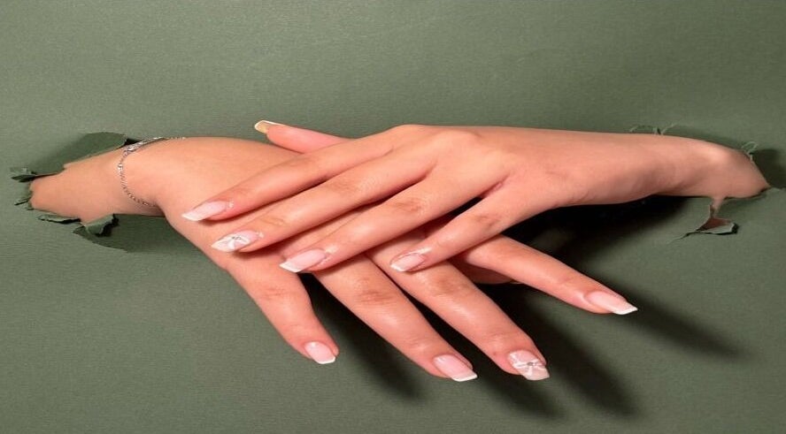 أيدي بنمط فرنسي مع أظافر مصقولة في Repose Nail Spa الرياض, منطقة الرياض, SA.